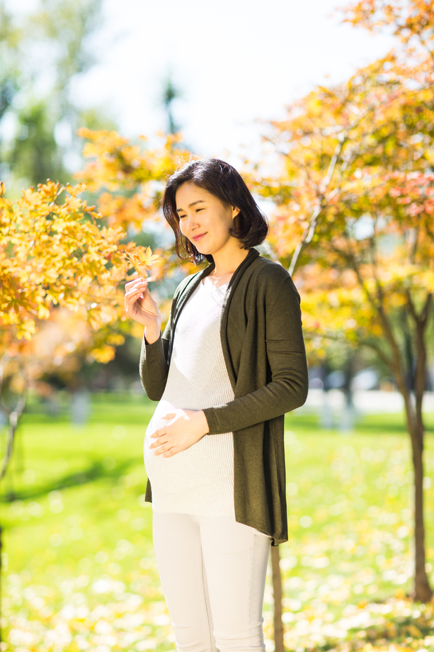 年轻的孕妇在户外