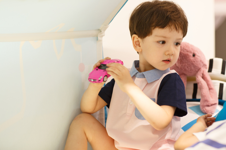 可爱的小男孩在游戏室图片 可爱的小男孩在游戏室图片