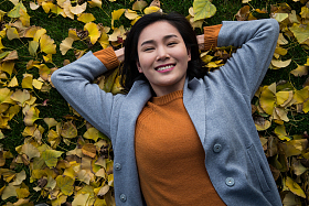 青年女人在户外