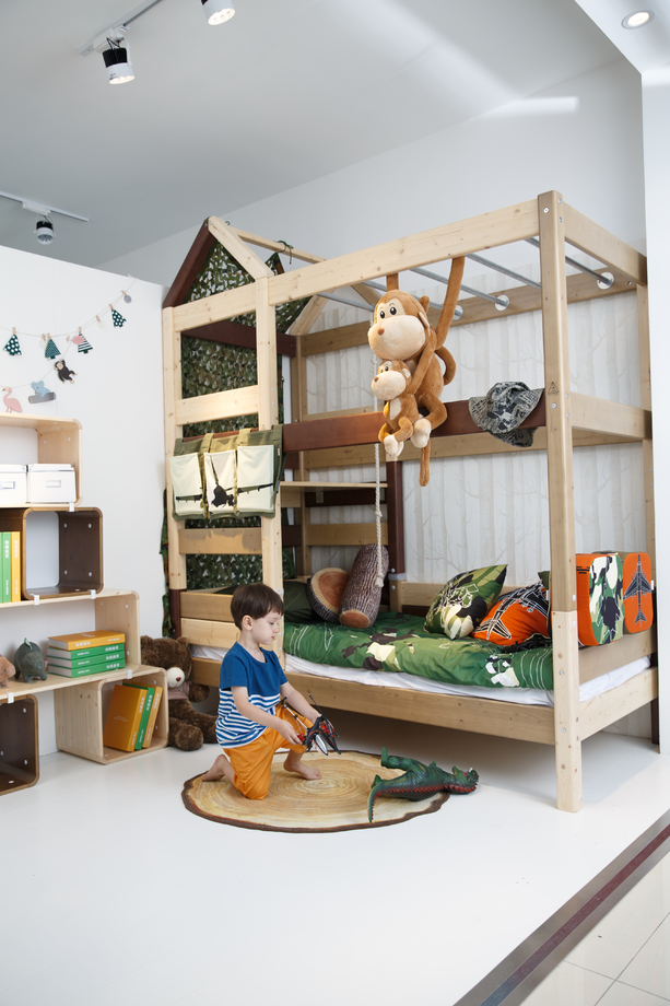 可爱的小男孩在游戏室图片 可爱的小男孩在游戏室图片