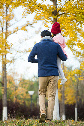 父亲陪着女儿在户外玩耍图片