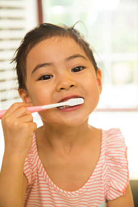 小女孩刷牙图片