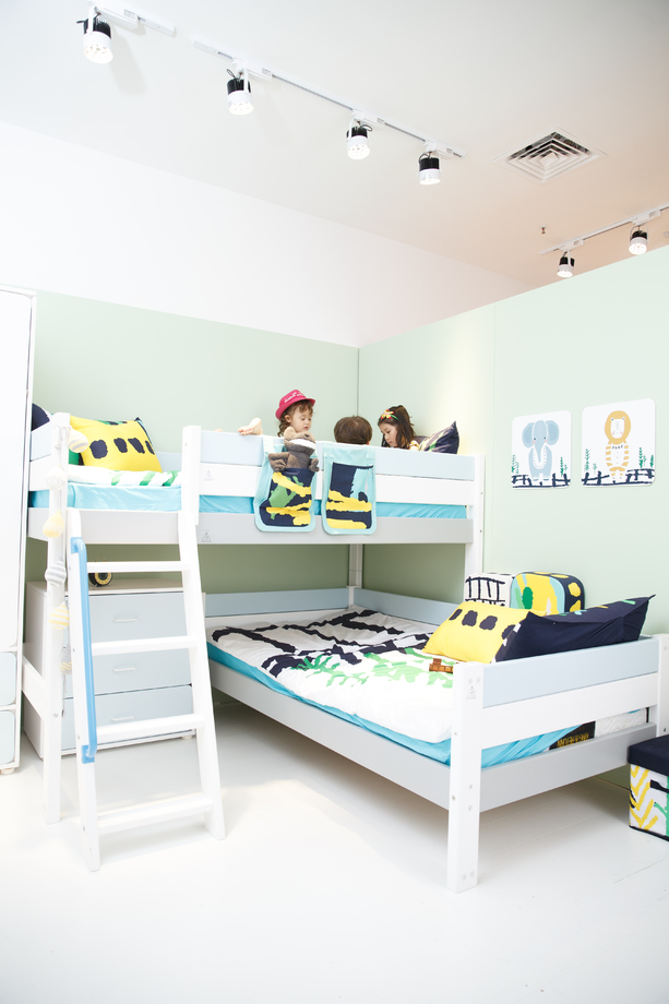 可爱的小女孩在卧室玩耍照片 可爱的小女孩在卧室玩耍照片