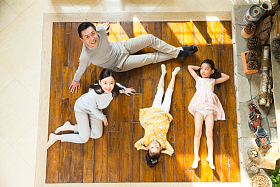 幸福家庭躺在地板上