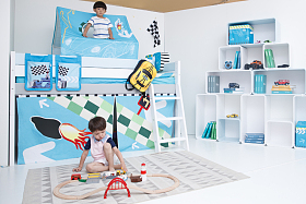 两个小男孩在卧室玩耍图片