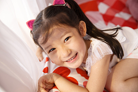 小女孩在卧室照片