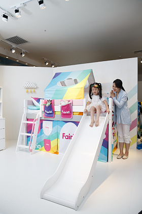 可爱的小女孩和妈妈玩耍图片