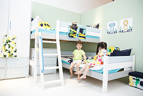 儿童在床上玩耍图片