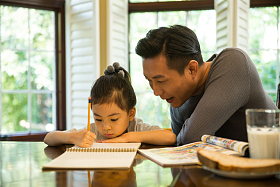 爸爸辅导女儿做作