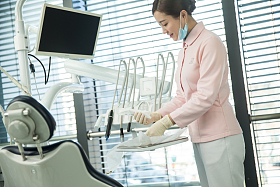 年轻的牙科女医生