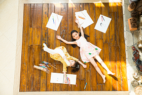 姐妹俩躺在地板上玩耍图片