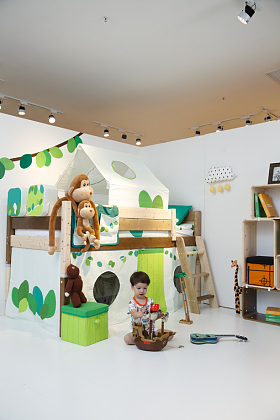 可爱的小男孩在游戏室图片