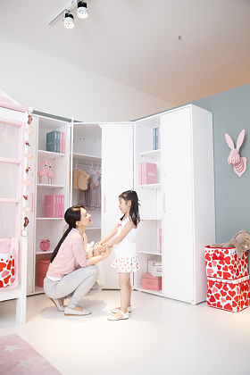 可爱的小女孩和妈妈玩耍图片