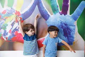 两个小男孩在卧室玩耍照片