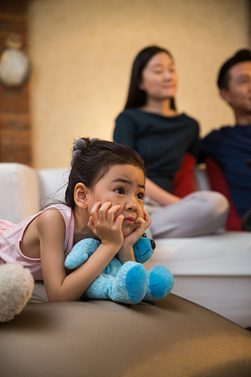 幸福家庭看电视