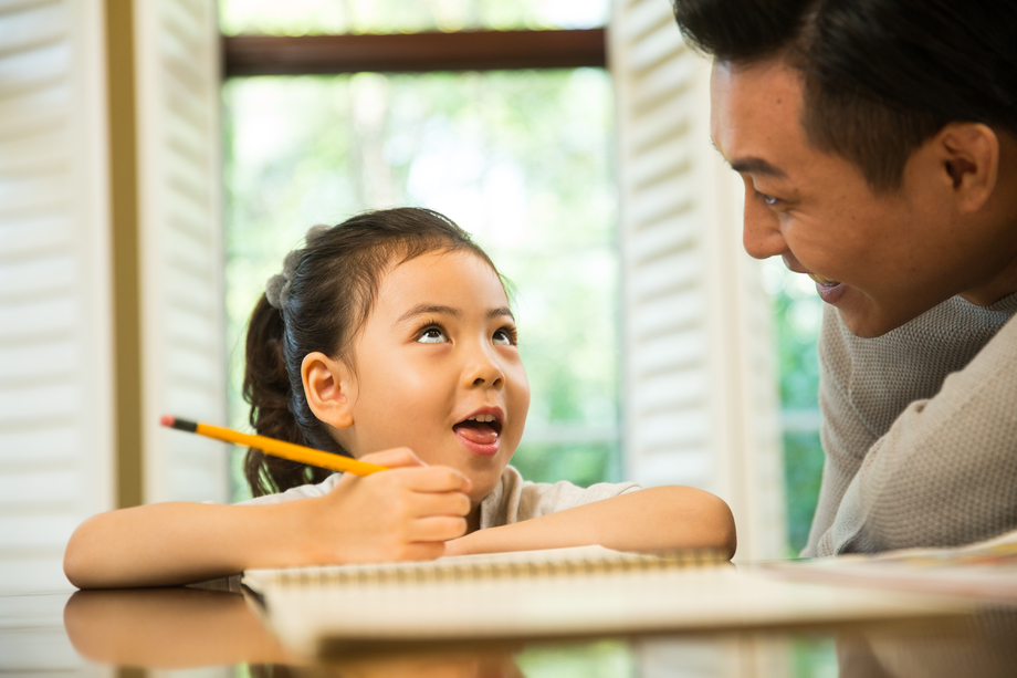 爸爸辅导女儿做作业照片 爸爸辅导女儿做作业照片