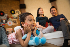 幸福家庭看电视照片