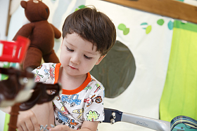 可爱的小男孩在游戏室图片