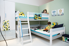 儿童在床上玩耍