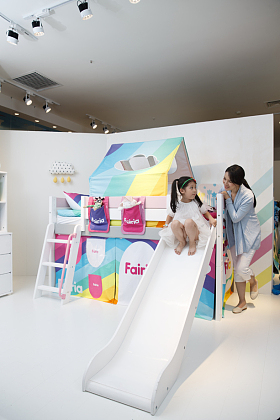 可爱的小女孩和妈妈玩耍图片