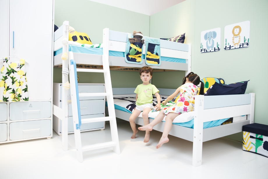 儿童在床上玩耍图片 儿童在床上玩耍图片