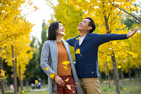 亲密的青年情侣照片