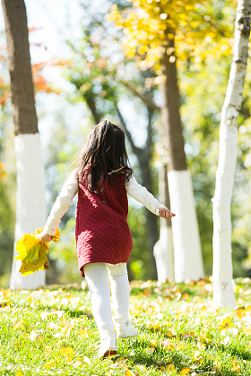 可爱的小女孩在户外玩耍图片
