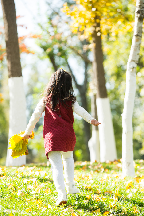 可爱的小女孩在户外玩耍图片 可爱的小女孩在户外玩耍图片