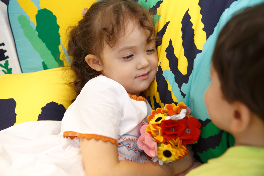 可爱的儿童在床上玩耍图片 可爱的儿童在床上玩耍图片