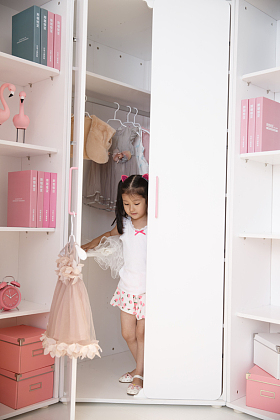 小女孩在卧室照片