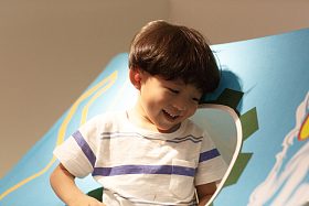 可爱的小男孩在玩耍