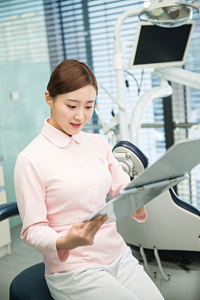 年轻的牙科女医生图片