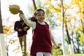 父亲陪着女儿在户外玩耍图片