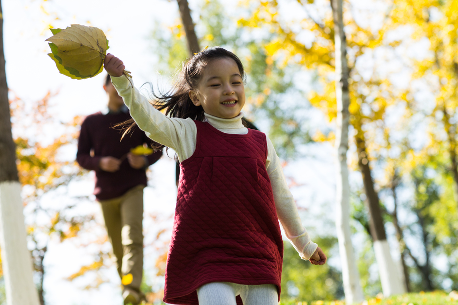 父亲陪着女儿在户外玩耍图片 父亲陪着女儿在户外玩耍图片