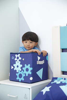 可爱的小男孩在玩耍