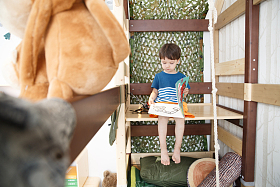 可爱的小男孩在游戏室图片