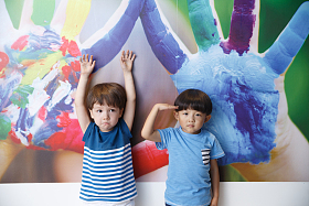 两个小男孩在卧室玩耍图片