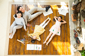 幸福家庭躺在地板上