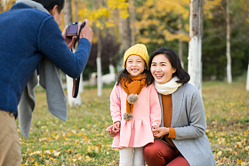 幸福家庭户外玩耍