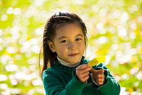 可爱的小女孩在户外玩耍照片