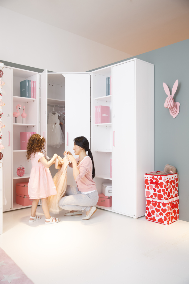 可爱的小女孩和妈妈在卧室玩耍