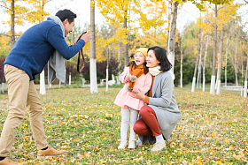 幸福家庭在户外玩耍图片