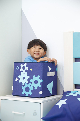 可爱的小男孩在玩耍照片