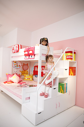 可爱的小女孩在卧室玩耍图片