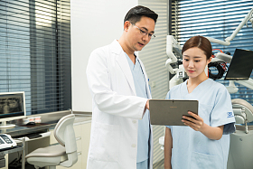 男牙医和女牙医助手图片