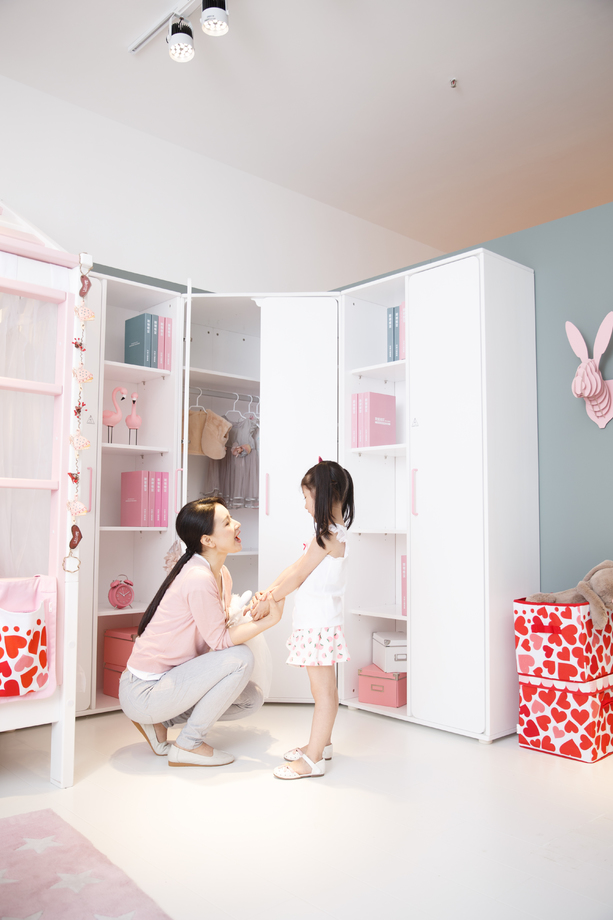 可爱的小女孩和妈妈玩耍