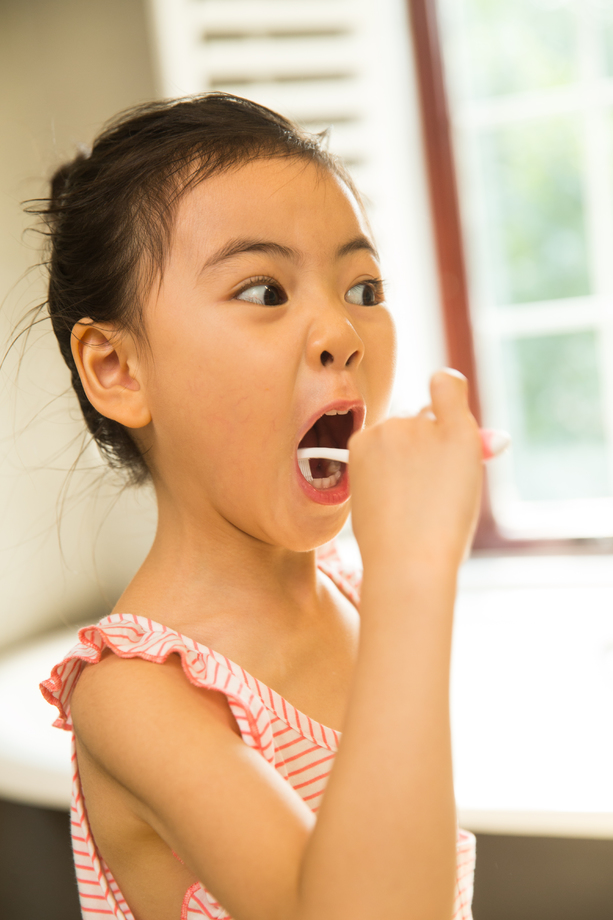 小女孩刷牙 小女孩刷牙