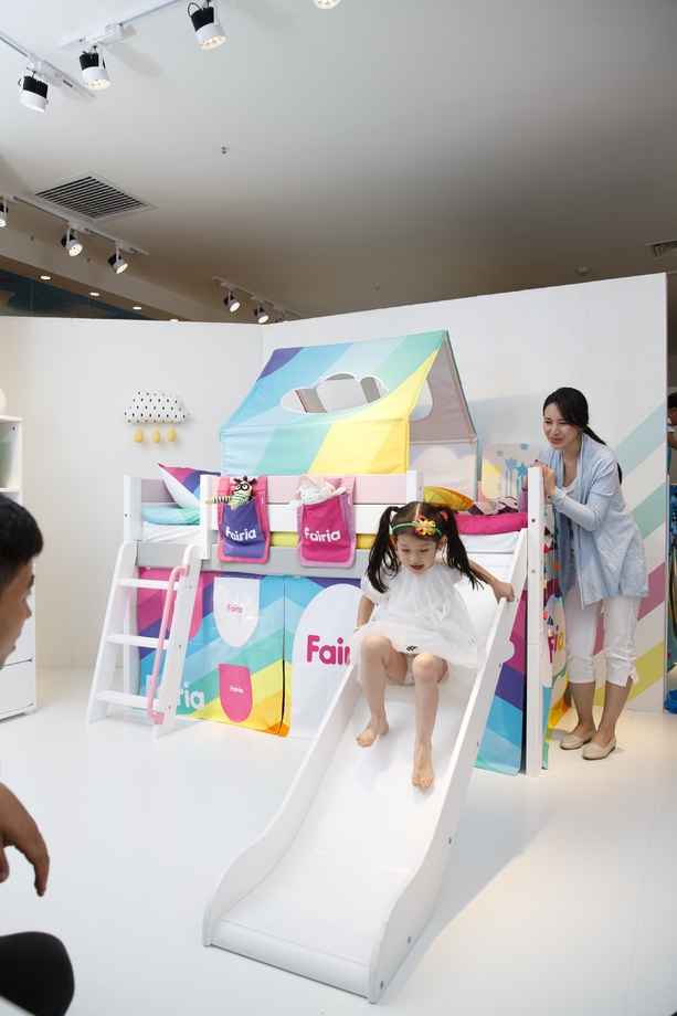 可爱的小女孩和妈妈玩耍