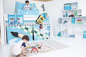 两个小男孩在卧室玩耍图片