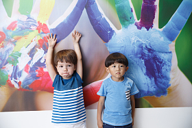 两个小男孩在卧室玩耍照片